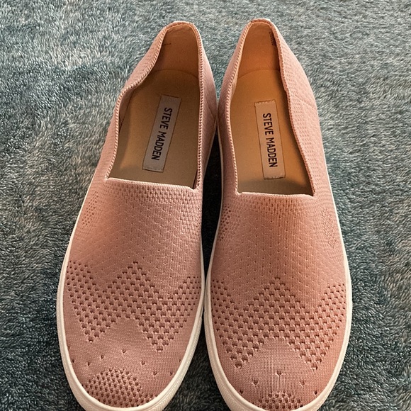 Steve Madden Mauve Slip On’s - Picture 2 of 3
